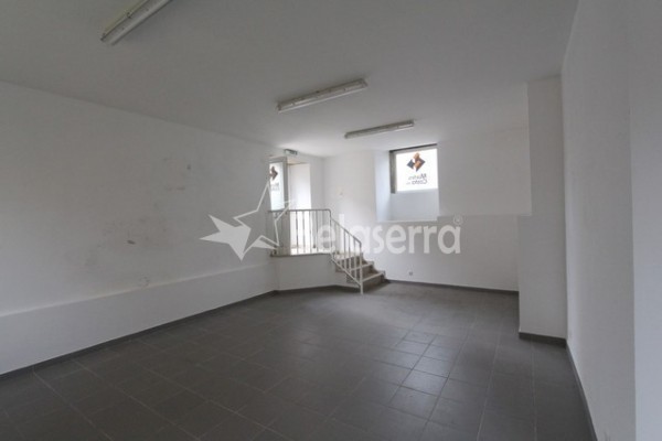 Loja comercial em Pinhanços