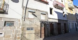 Moradia e terrenos – V.N.Tázem