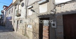 Moradia e terrenos – V.N.Tázem