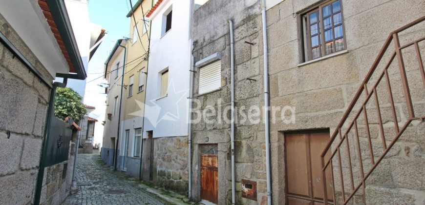 Moradia e terrenos – V.N.Tázem