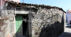 Casa de habitação em granito para recuperar no Eirô