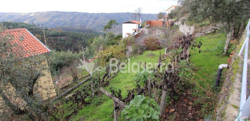 Casa de habitação para recuperar nas Corgas