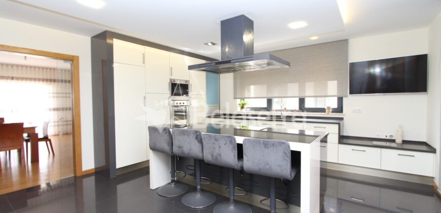 Moradia de Luxo com ESPAÇO COMERCIAL