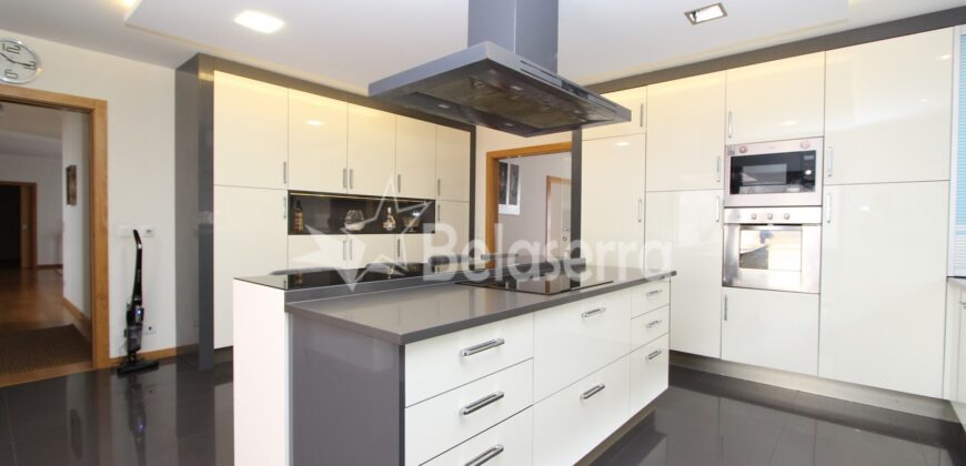 Moradia de Luxo com ESPAÇO COMERCIAL