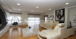 Moradia de Luxo com ESPAÇO COMERCIAL