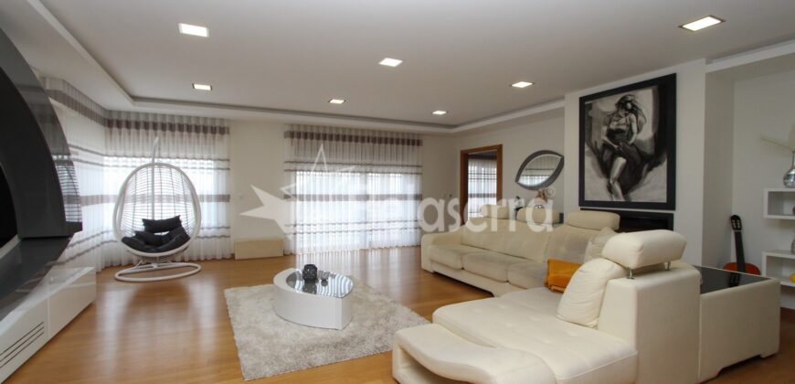 Moradia de Luxo com ESPAÇO COMERCIAL