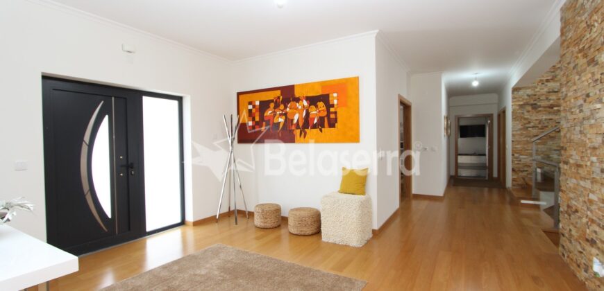 Moradia de Luxo com ESPAÇO COMERCIAL