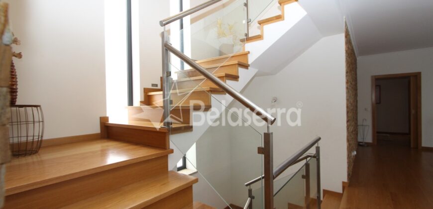 Moradia de Luxo com ESPAÇO COMERCIAL