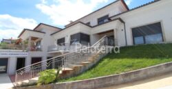 Moradia de Luxo com ESPAÇO COMERCIAL