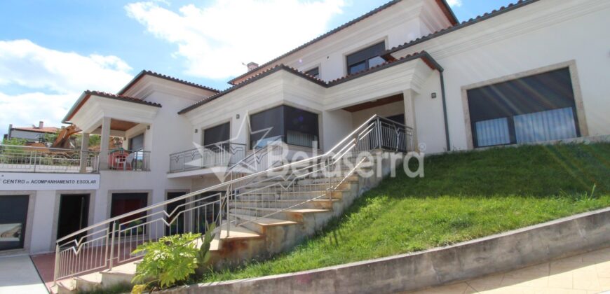 Moradia de Luxo com ESPAÇO COMERCIAL