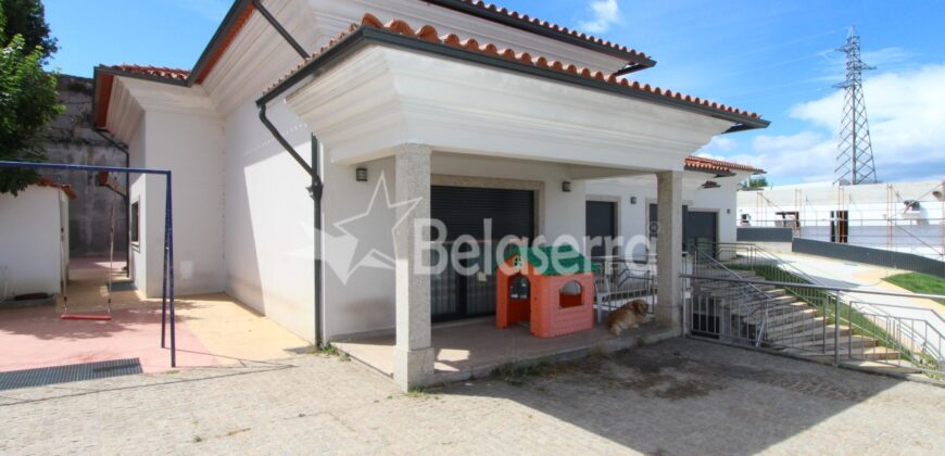 Moradia de Luxo com ESPAÇO COMERCIAL