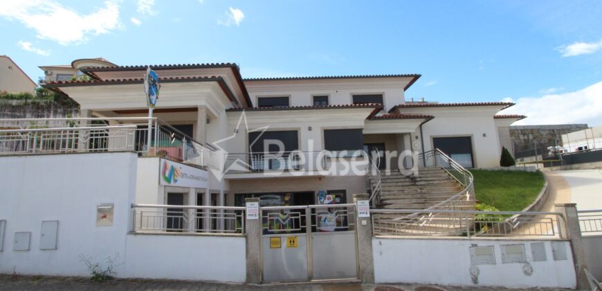 Moradia de Luxo com ESPAÇO COMERCIAL