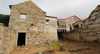 Casa com terreno para reconstruir em Vila Verde
