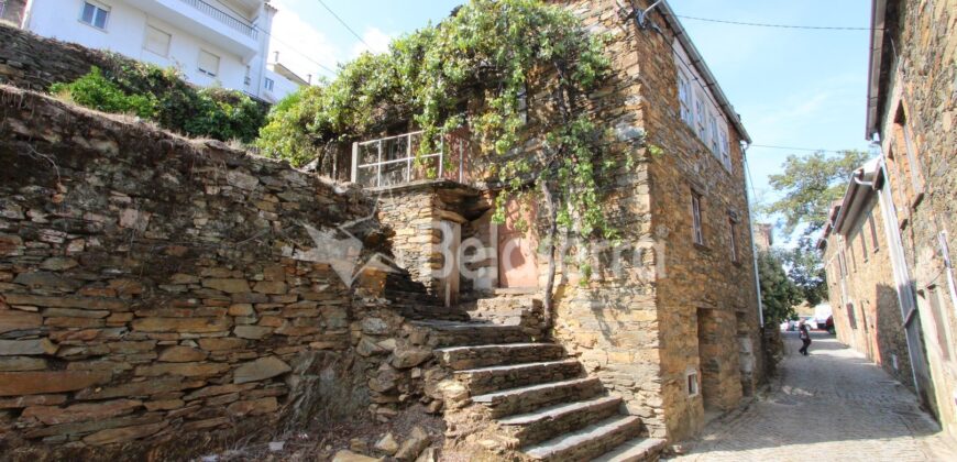 Casa de habitação em Xisto para reabilitar  numa das Aldeias de Montanha