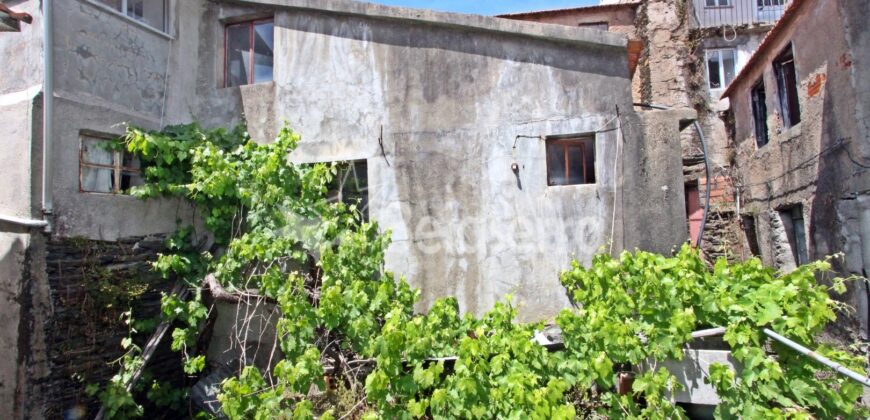 Casa de Habitação e Arrumos em Sazes da Beira
