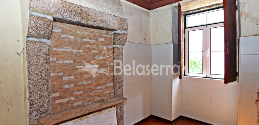 2 Casas em Pedra com Terreno em Nespereira