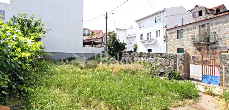 2 Casas em Pedra com Terreno em Nespereira