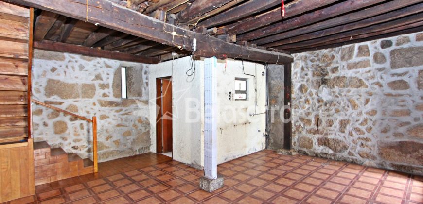 2 Casas em Pedra com Terreno em Nespereira