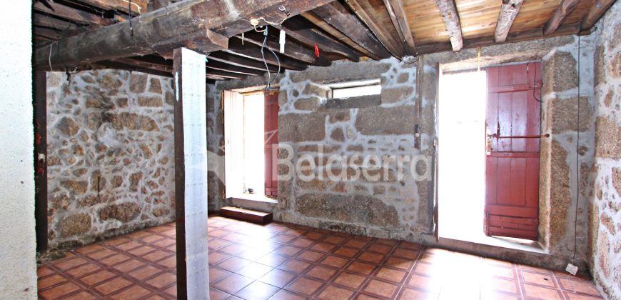 2 Casas em Pedra com Terreno em Nespereira