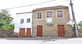 2 Casas em Pedra com Terreno em Nespereira