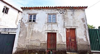 Casa de Pedra e Terreno em Nespereira