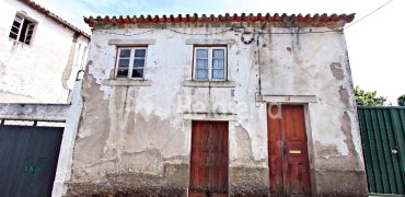 Casa de Pedra e Terreno em Nespereira