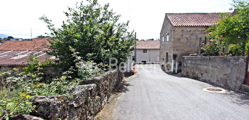 Casa com Logradouro em Nespereira