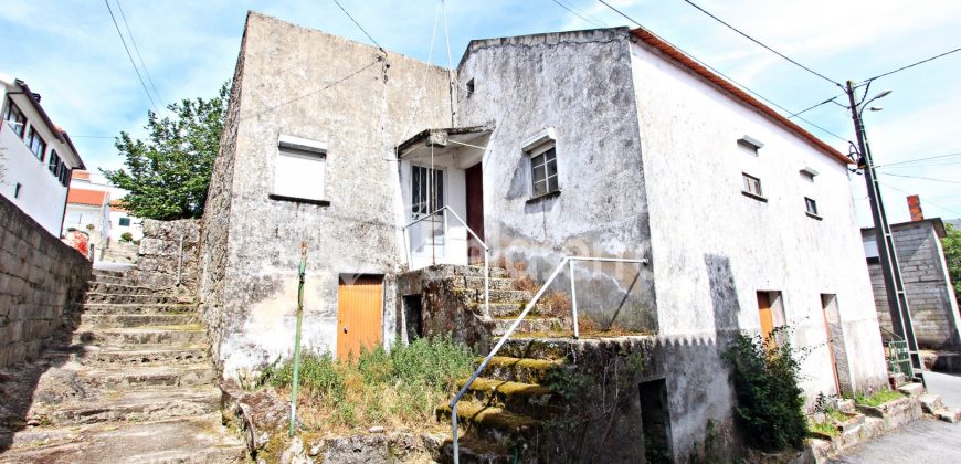 Casa com Logradouro em Nespereira