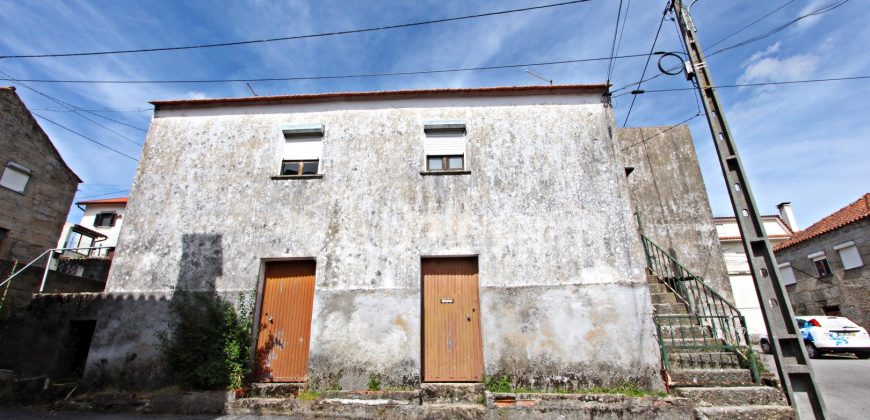 Casa com Logradouro em Nespereira