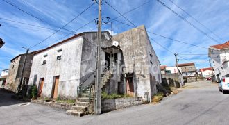 Casa com Logradouro em Nespereira