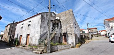 Casa com Logradouro em Nespereira