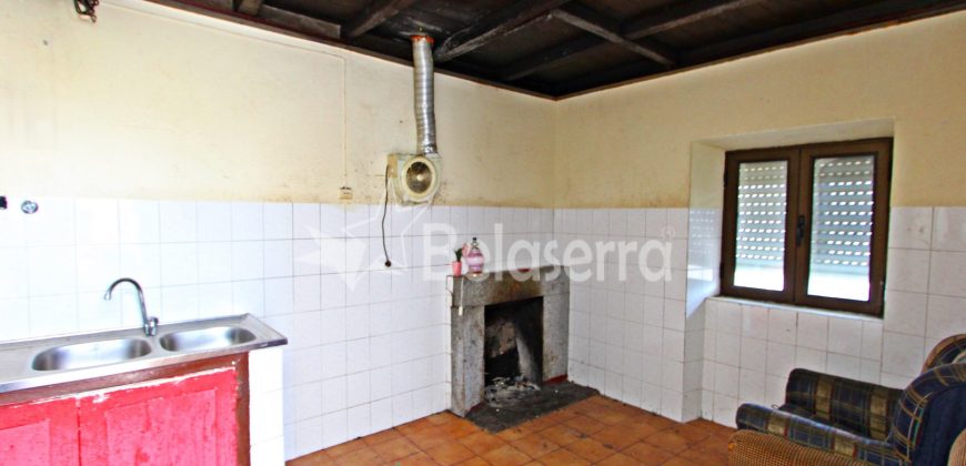 Casa com Logradouro em Nespereira
