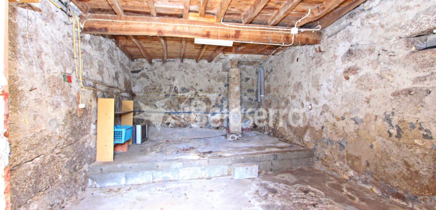 Casa com Logradouro em Nespereira