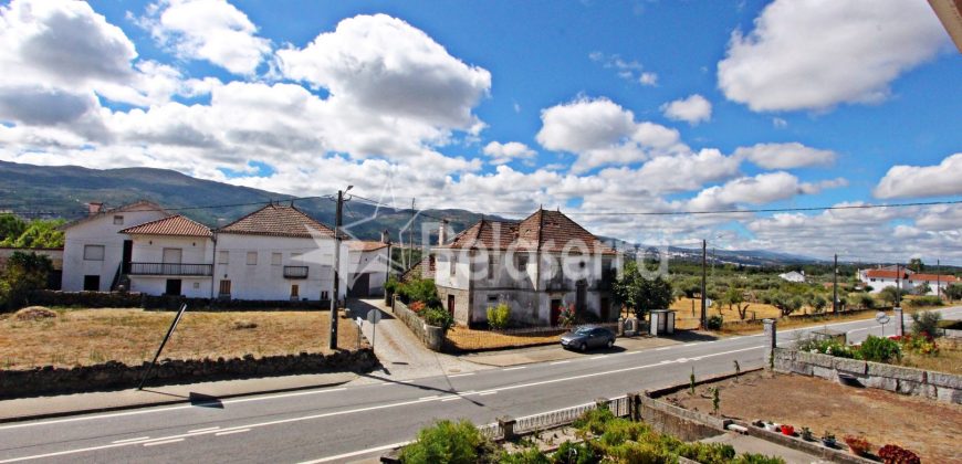 Moradia com terreno em Pinhanços