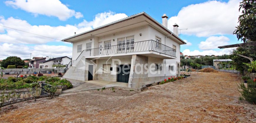 Moradia com terreno em Pinhanços