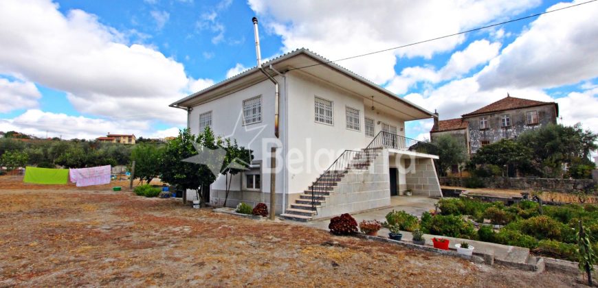 Moradia com terreno em Pinhanços